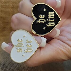 PRONOUN PIN, CHOICE OF STYLE